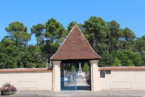 Le porche du cimetière